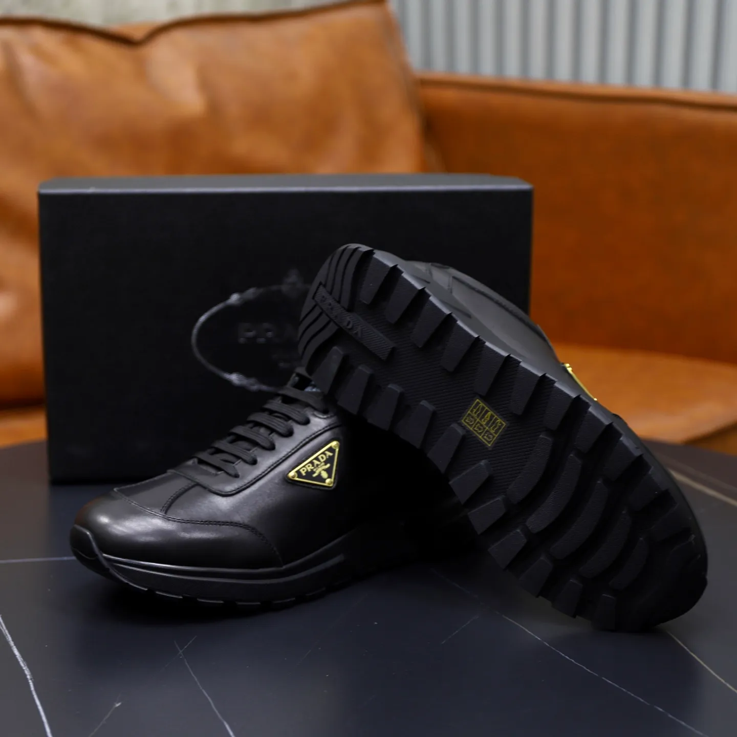 Factory price: 760💰Top original order Brand: PRADA (Prada) Standard code: Men's size 38/44 (45 can be customized) Grade: Same as the official website Material: Original cowhide stitching imported cowhide lining Original combination two-color wear-resistant soft outsole Style category: Leisure and sports version Young fashion European and American trend British style Color: Real picture color